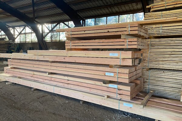 Exemple de lot de bois préparé pour des clients avec étiquetage nominatif pour suivi traçabilité